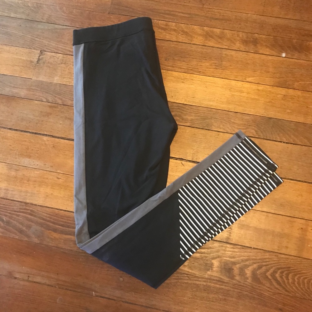 Black under armor leggings with stripe details